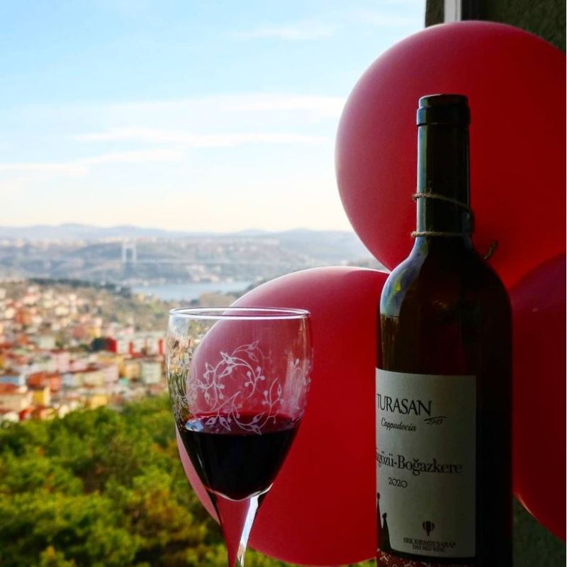 Buharı Üstünde Sıcak Şarap: Yeni Yılın Sıcak Tadı ve Kokusu&nbsp;🍷🎉🔥