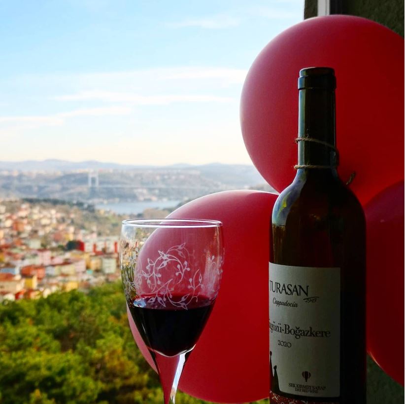 Buharı Üstünde Sıcak Şarap: Yeni Yılın Sıcak Tadı ve Kokusu&nbsp;🍷🎉🔥