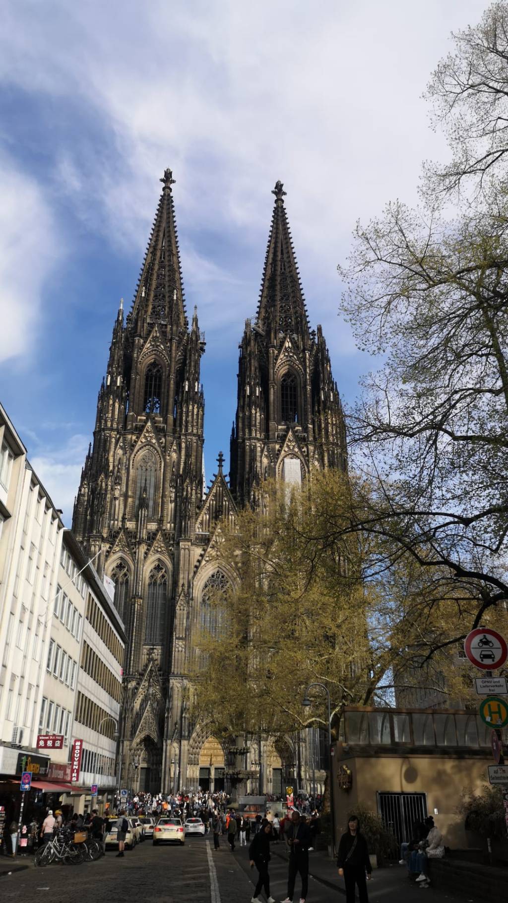 Almanya Serisi Başlıyor: Köln’de Çan Sesleri, Kolonya ve Çikolata&nbsp;✨